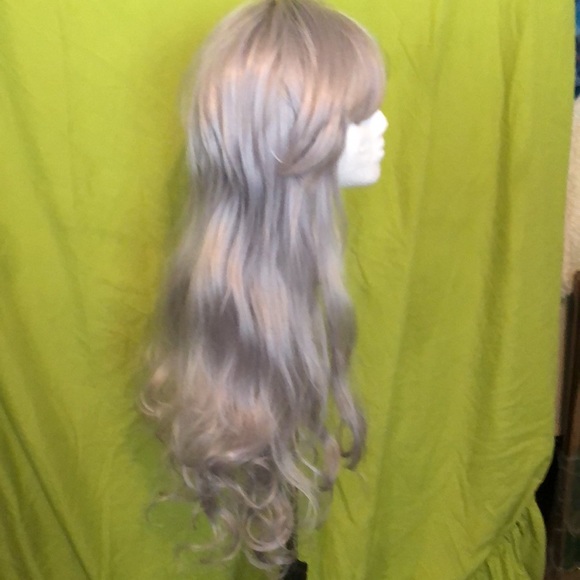 Long silver gray synthetic blend wig - Picture 2 of 5